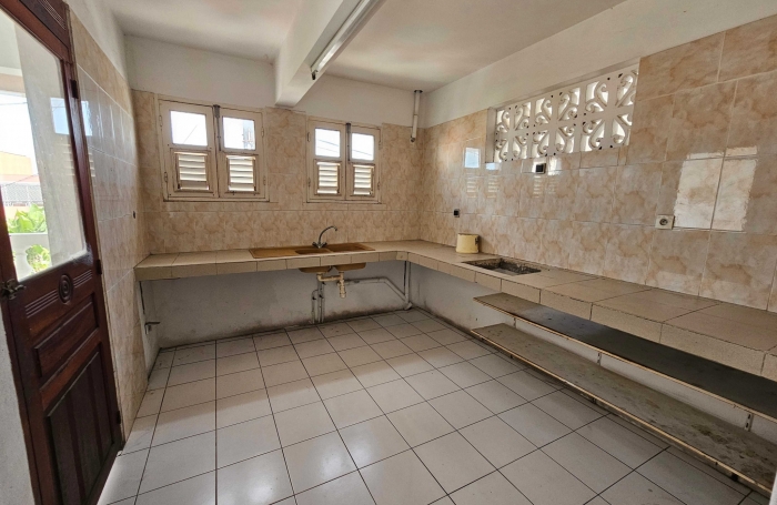 Immeuble de deux appartements + un espace commercial, bourg - SAINTE-LUCE