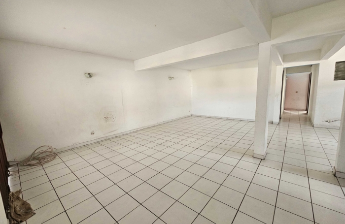 Immeuble de deux appartements + un espace commercial, bourg - SAINTE-LUCE