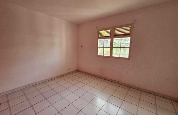 Immeuble de deux appartements + un espace commercial, bourg - SAINTE-LUCE