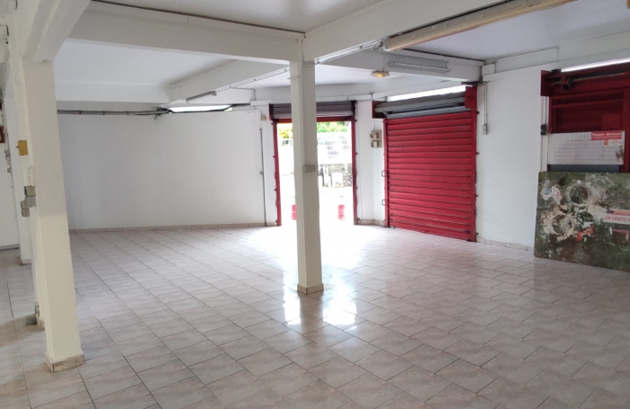 Grand local commercial &agrave; Ducos