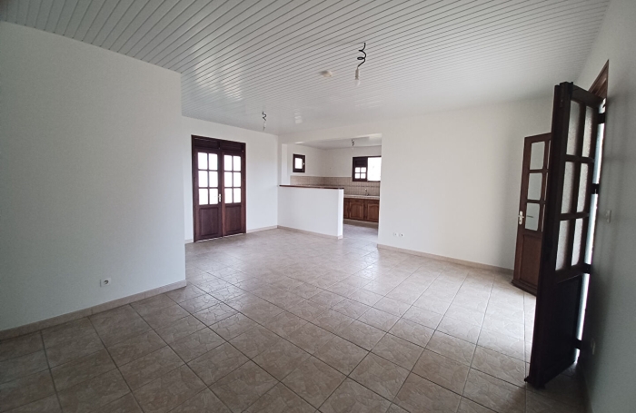 Location Appartement 100m&sup2; 4 pi&egrave;ces Rivi&egrave;re Sal&eacute;e