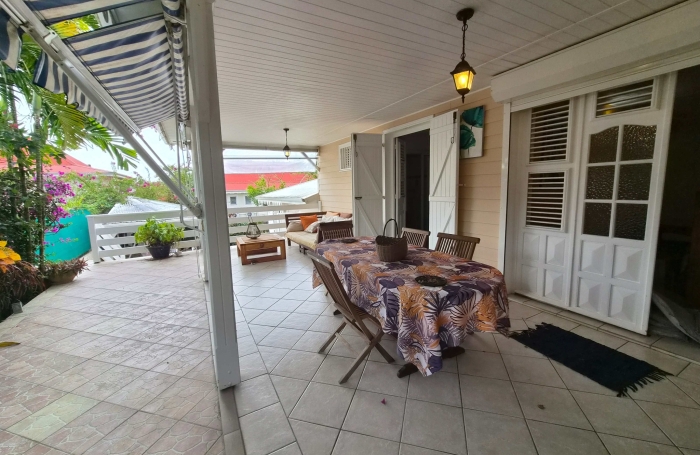 Maison F4 meubl&eacute; avec terrasse, piscine et carbet au bourg des Trois-ilets