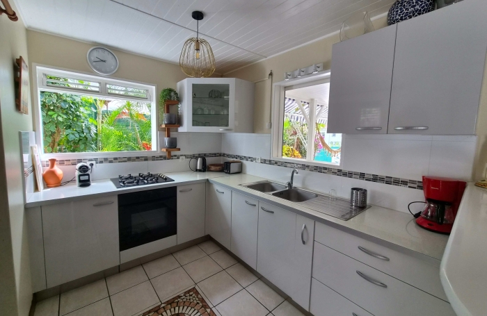 Maison F4 meubl&eacute; avec terrasse, piscine et carbet au bourg des Trois-ilets
