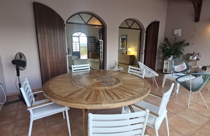 Grande maison F5 avec terrasses, piscine, vue mer et beau terrain paysag&eacute;
