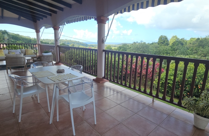 Grande maison F5 avec terrasses, piscine, vue mer et beau terrain paysag&eacute;
