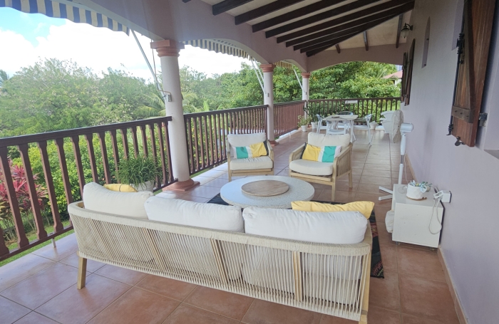 Grande maison F5 avec terrasses, piscine, vue mer et beau terrain paysag&eacute;