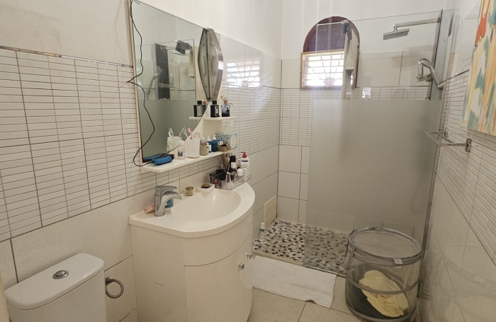 Grande maison F5 avec terrasses, piscine, vue mer et beau terrain paysag&eacute;