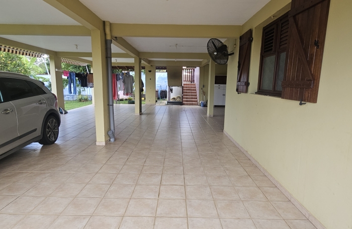 Grande maison F5 avec terrasses, piscine, vue mer et beau terrain paysag&eacute;