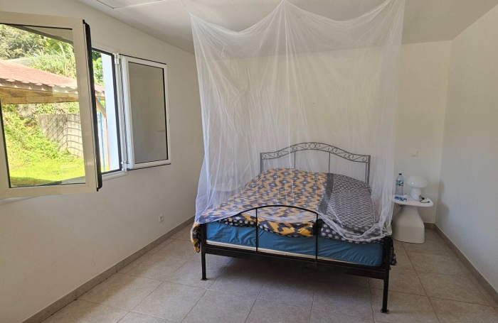 Belle maison F4 en dur avec piscine, jardin au calme dans la nature