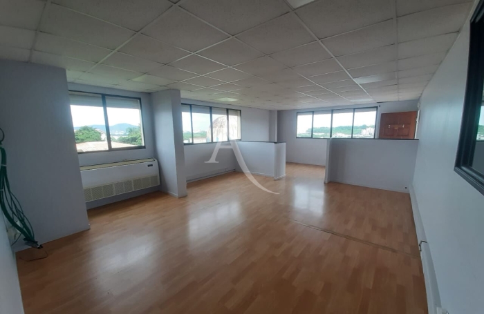 Location Bureaux 123m&sup2; 4 pi&egrave;ces Le Lamentin