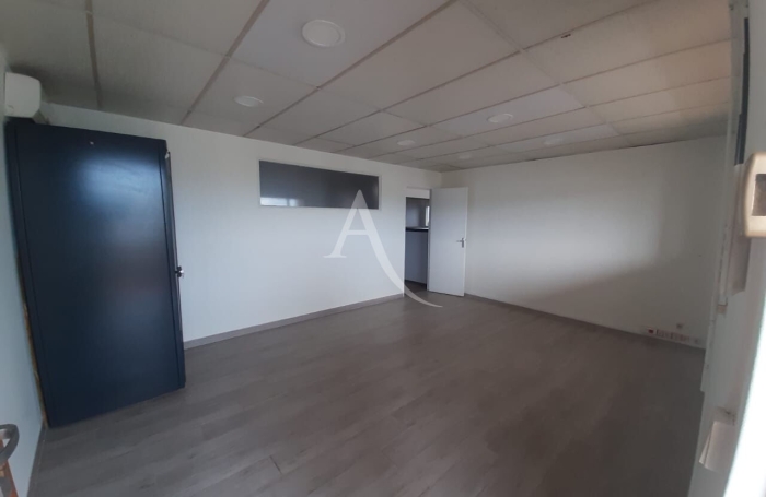 Location Bureaux 123m&sup2; 4 pi&egrave;ces Le Lamentin