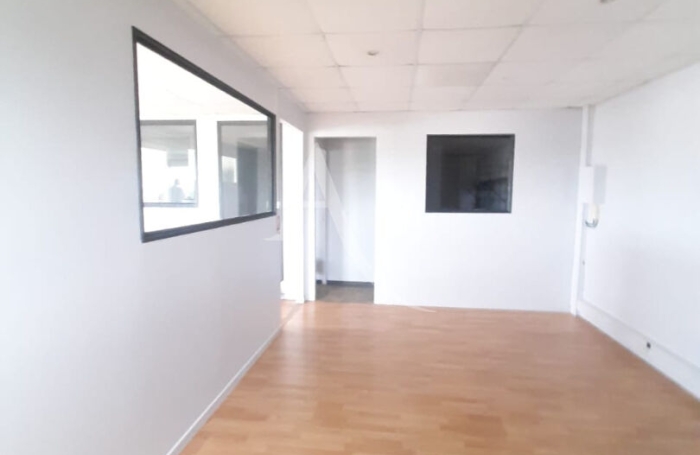 Location Bureaux 123m&sup2; 4 pi&egrave;ces Le Lamentin