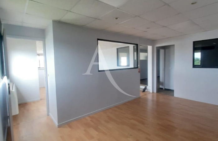 Location Bureaux 123m&sup2; 4 pi&egrave;ces Le Lamentin