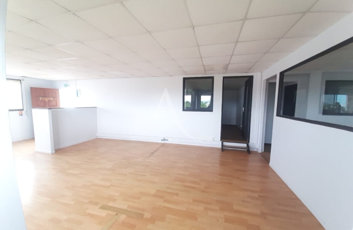 Location Bureaux 123m&sup2; 4 pi&egrave;ces Le Lamentin