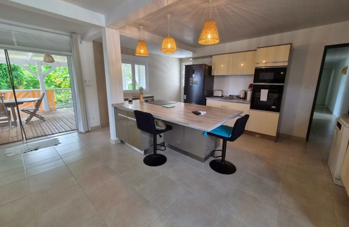 Maison F4 + F5 meubl&eacute; et &eacute;quip&eacute;e en tr&egrave;s bon &eacute;tat.