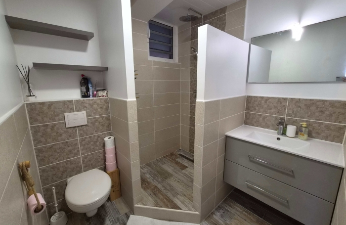 Maison F4 + F5 meubl&eacute; et &eacute;quip&eacute;e en tr&egrave;s bon &eacute;tat.
