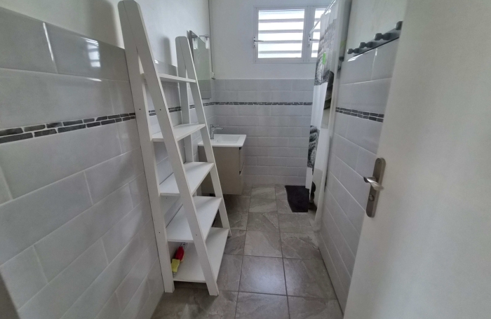 Maison F4 + F5 meubl&eacute; et &eacute;quip&eacute;e en tr&egrave;s bon &eacute;tat.