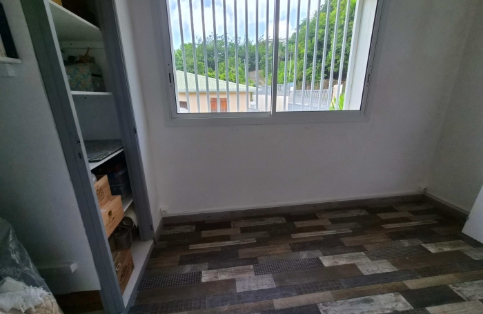 Maison F4 + F5 meubl&eacute; et &eacute;quip&eacute;e en tr&egrave;s bon &eacute;tat.
