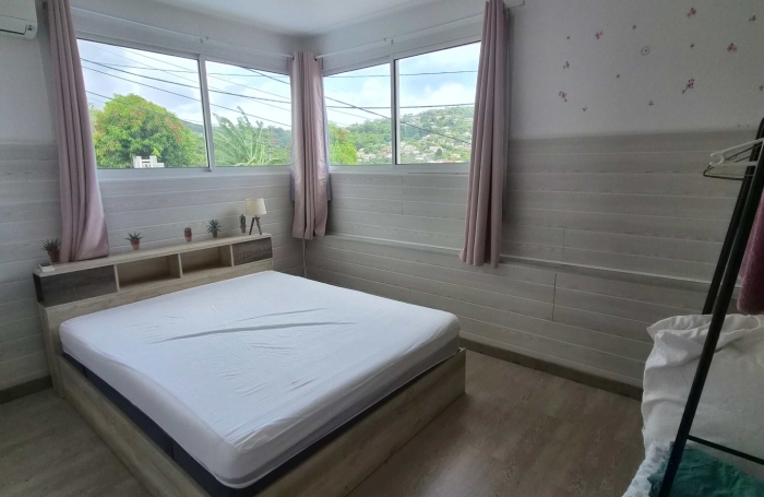 Maison F4 + F5 meubl&eacute; et &eacute;quip&eacute;e en tr&egrave;s bon &eacute;tat.