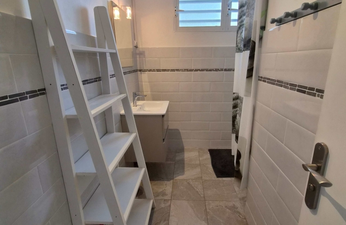 Maison F4 + F5 meubl&eacute; et &eacute;quip&eacute;e en tr&egrave;s bon &eacute;tat.