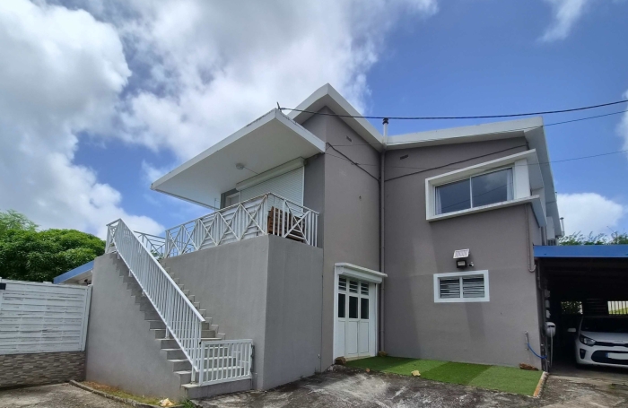 Maison F4 + F5 meubl&eacute; et &eacute;quip&eacute;e en tr&egrave;s bon &eacute;tat.