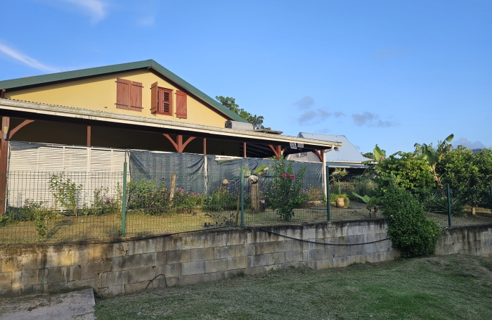 Villa F3 + grande mezzanine, sur 952 m2 de terrain - DUCOS