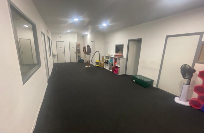 Location Local commercial 300m&sup2; Ducos