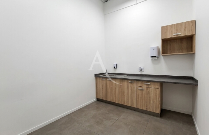 Location Local commercial 274m&sup2; Ducos