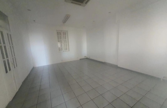 Location Local commercial 250m&sup2; 7 pièces Saint-Pierre