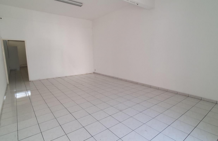 Location Local commercial 80m&sup2; 1 pi&#232;ce Saint Louis