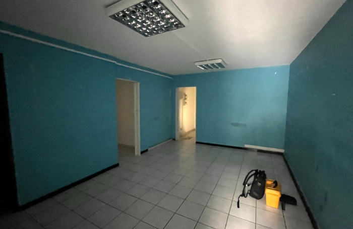 Local professionnel et commercial 67 m2 secteur Moufia