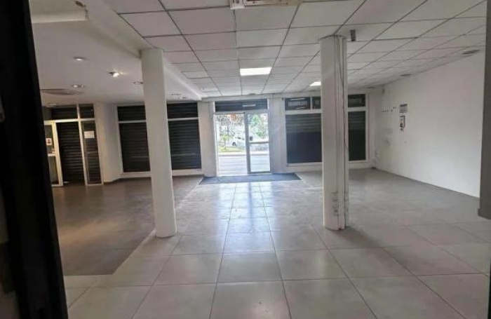 Location Local commercial 100m&sup2; 4 pi&#232;ces Saint André