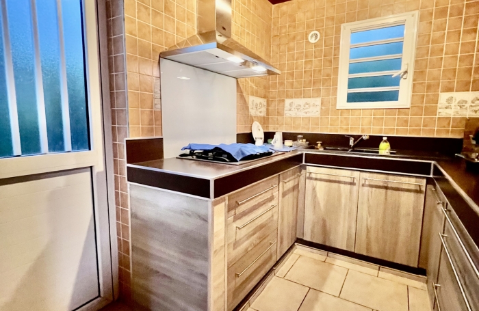 PETITE ILE 97429 - VILLA T4 - BEAUX VOLUMES - QUARTIER CALME - PROCHE COMMODIT&Eacute;S