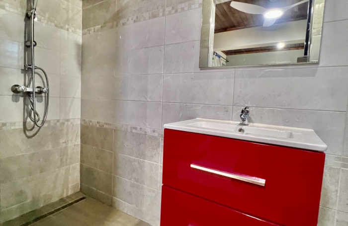 PETITE ILE 97429 - VILLA T4 - BEAUX VOLUMES - QUARTIER CALME - PROCHE COMMODIT&Eacute;S