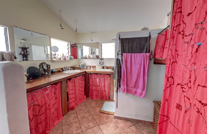 MAISON F6+STUDIO+PISCINE SUR 700m2