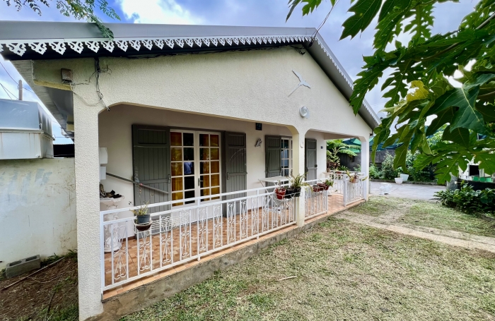 SAINT PIERRE 97410 - BELLE VILLA HABITABLE DE SUITE - EMPLACEMENT DE CHOIX