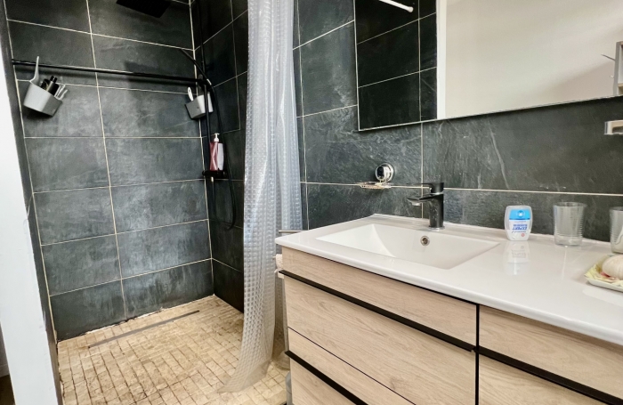 PETITE ILE 97429 - CHARMANTE VILLA FONCTIONNELLE - SECTEUR PRISÉ - VUE DEGAGÉE