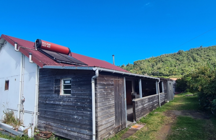 SAINT JOSEPH 97480 - MAISON F3/4 ENTRETENUE ET AGREABLE - MEZZANINE