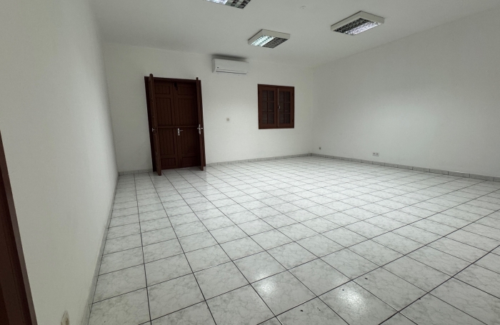 À louer 4360 € par mois à Saint-Denis : de 208m2