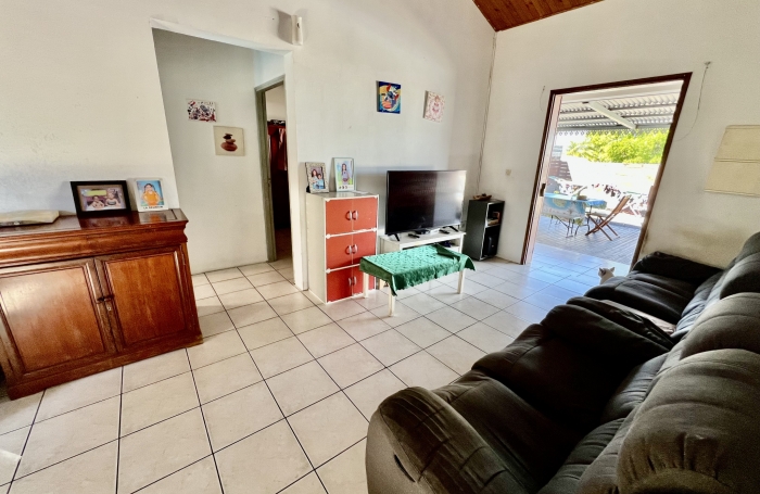 SAINT JOSEPH 97480 - MAISON DE PLAIN PIED - RAFRAICHISSEMENT À PRÉVOIR - PROCHE ECOLES