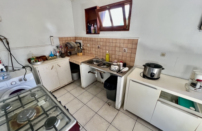 SAINT JOSEPH 97480 - MAISON DE PLAIN PIED - RAFRAICHISSEMENT À PRÉVOIR - PROCHE ECOLES