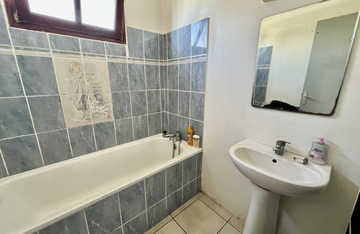 SAINT JOSEPH 97480 - MAISON DE PLAIN PIED - RAFRAICHISSEMENT À PRÉVOIR - PROCHE ECOLES