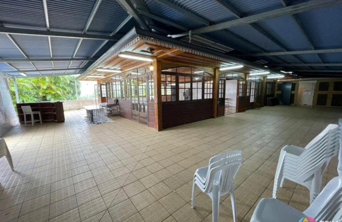 Location Local commercial 316m&sup2; 2 pi&#232;ces Saint-Benoît