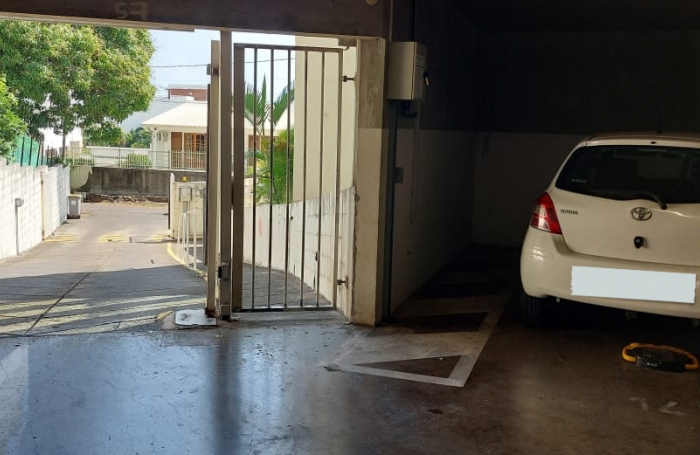 Place de parking sécurisée 18,6 m2   Résidence Les Colonies, Sainte-Clotilde