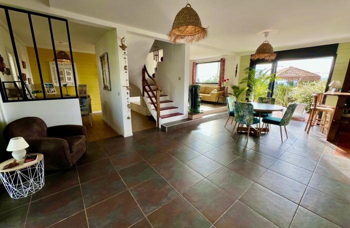 TAMPON 97430 - VILLA ATYPIQUE - BEAUX VOLUMES - VASTE PARCELLE - QUARTIER RÉSIDENTIEL