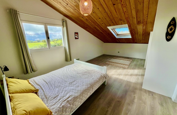 TAMPON 97430 - VILLA ATYPIQUE - BEAUX VOLUMES - VASTE PARCELLE - QUARTIER RÉSIDENTIEL