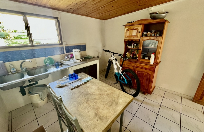 SAINT JOSEPH 97480 - MAISON DE PLAIN PIED - HABITABLE - SECTEUR PRISE
