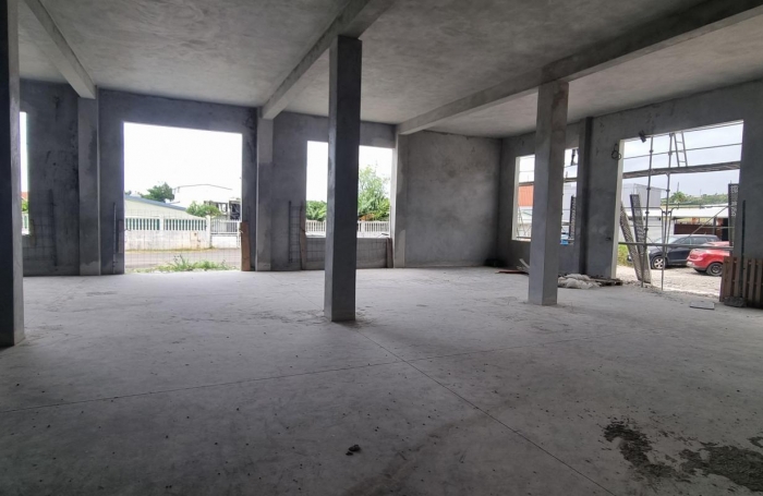 Location Local commercial 600m&sup2; 1 pi&#232;ce Sainte Suzanne