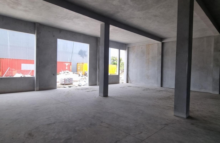 Location Local commercial 300m&sup2; 1 pi&#232;ce Sainte Suzanne