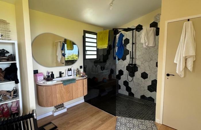 Vente Divers 140m&sup2; 4 pi&#232;ces Saint-Pierre